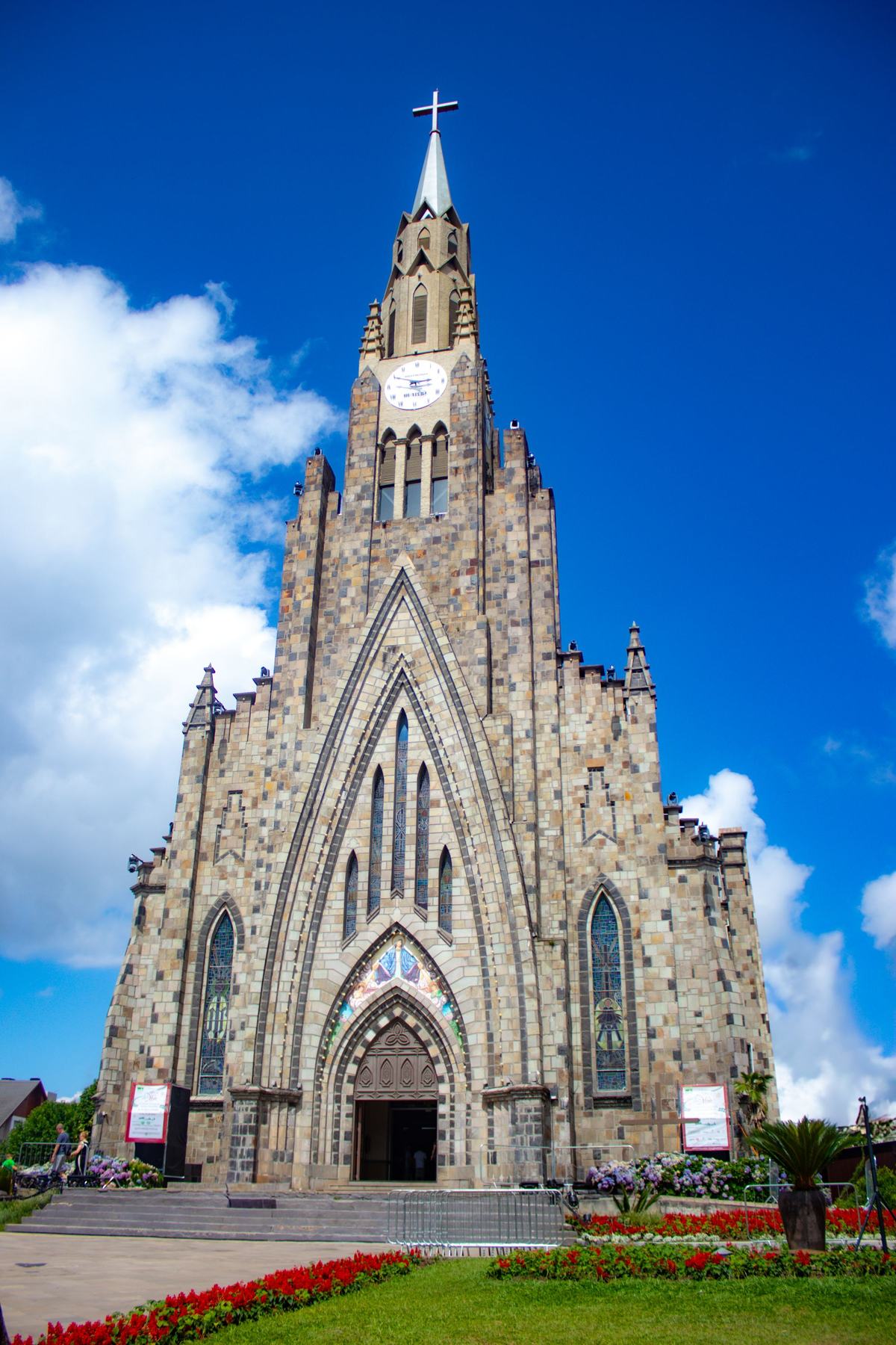 Catedral de Pedra de Canela em dia de céu azul