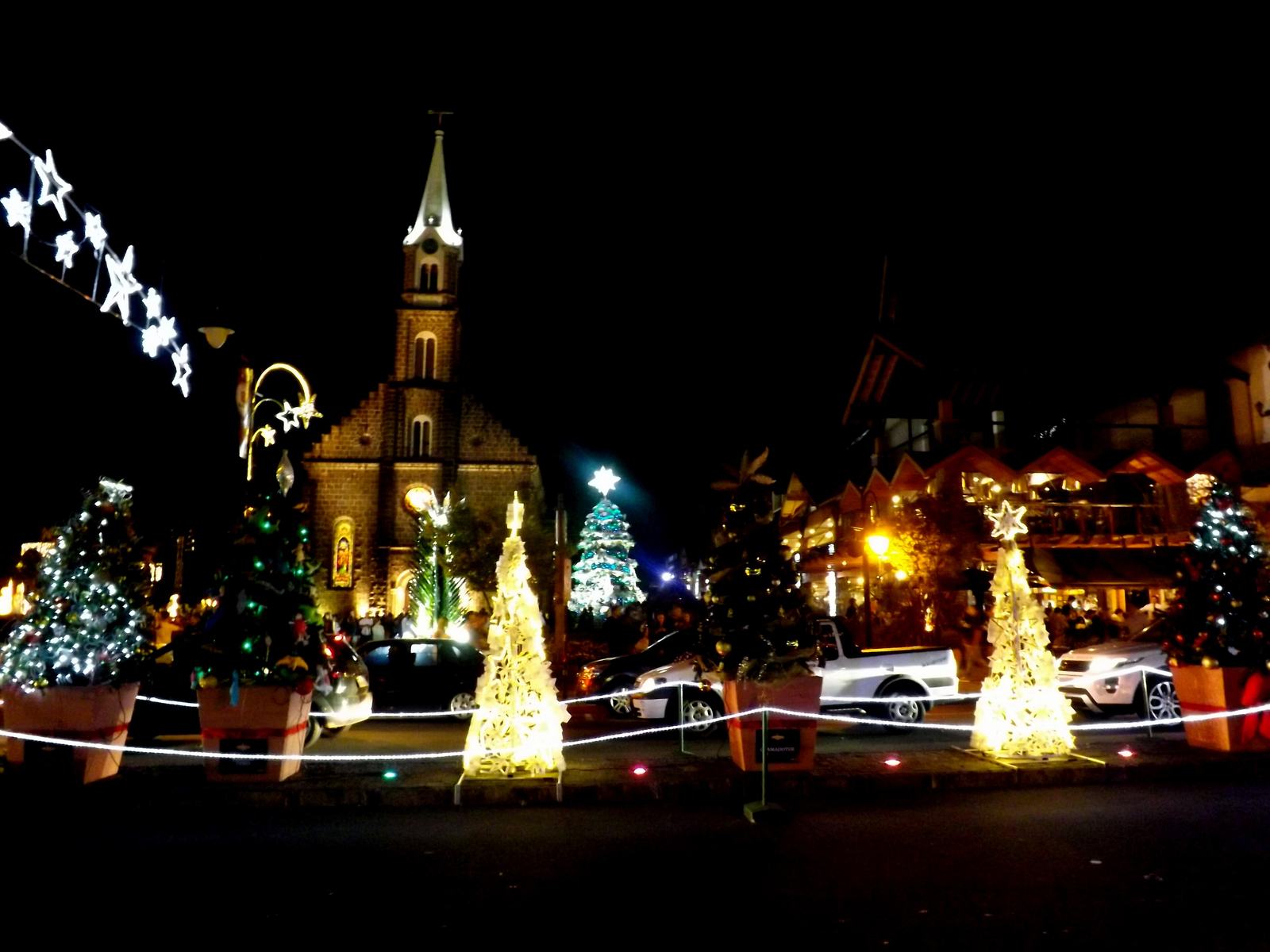 Igreja e árvores de Natal iluminadas durante o show de acendimento do Natal Luz em Gramado