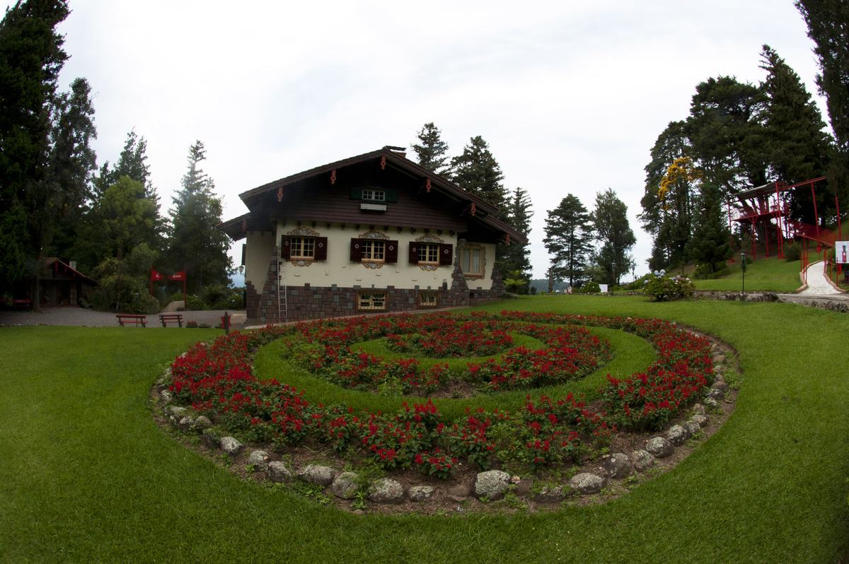 Casa e jardim da Aldeia do Papai Noel, em Gramado