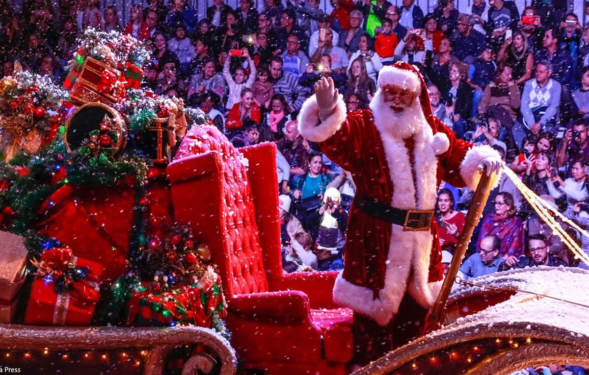 Papai Noel acenando do trenó no Grande Desfile de Natal do Natal Luz de Gramado