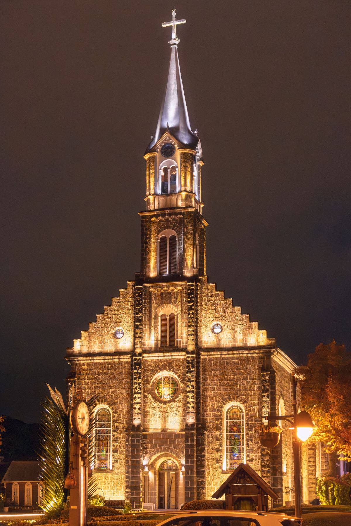 Igreja Matriz São Pedro iluminada à noite, em Gramado
