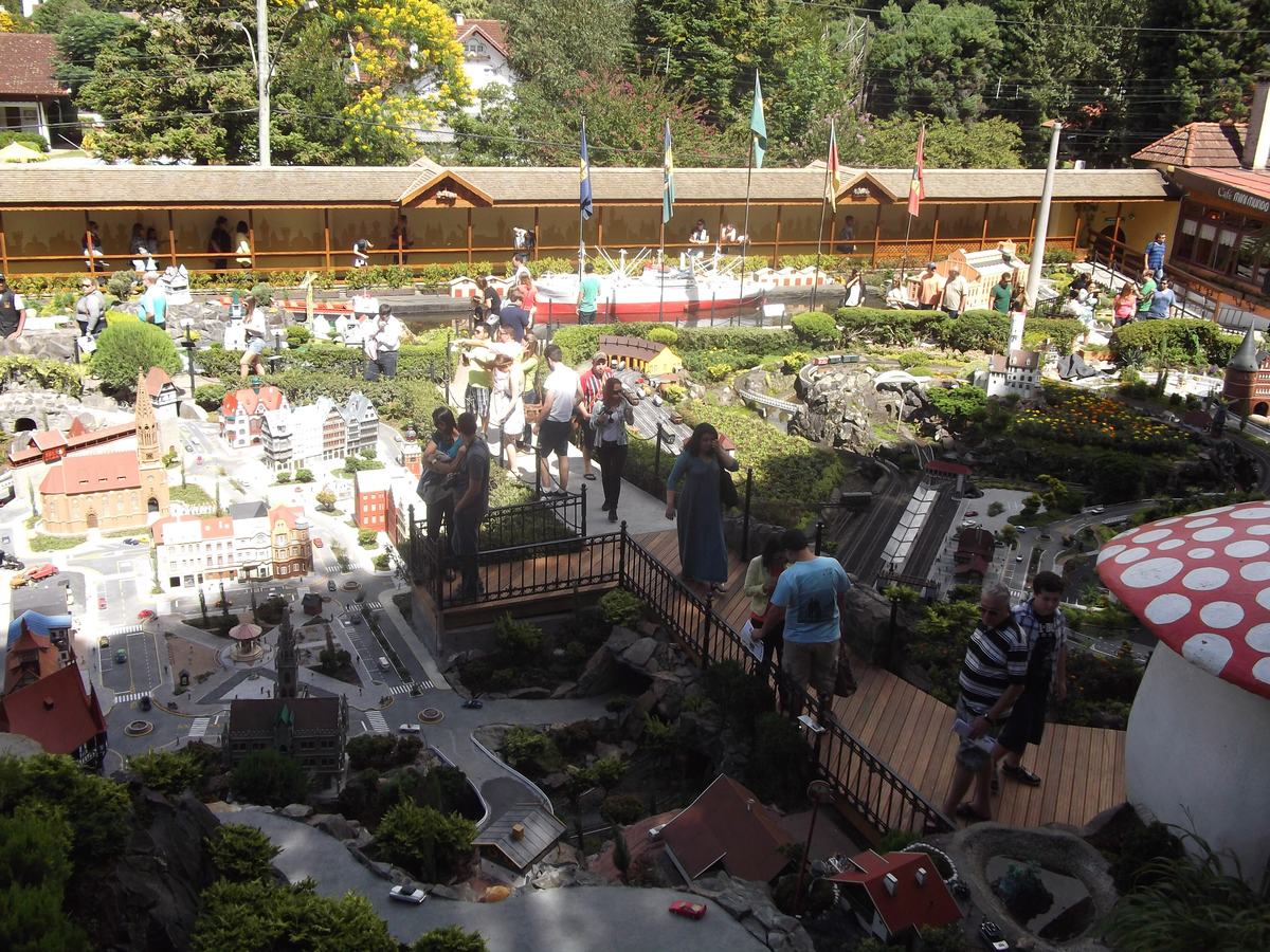 Miniaturas de construções no parque Mini Mundo, em Gramado