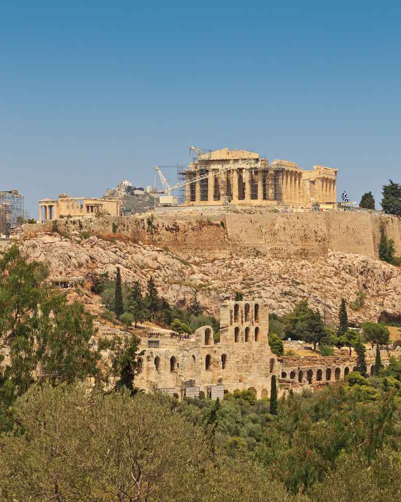 A colina da Acrópole de Atenas vista de longe, com o Partenon no topo