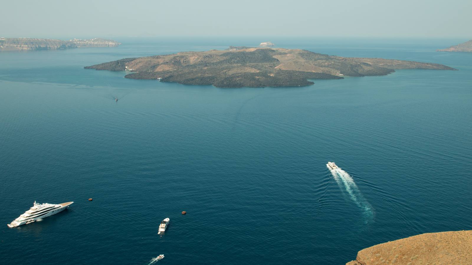A ilha vulcânica de Nea Kameni vista do alto de Fira, em Santorini