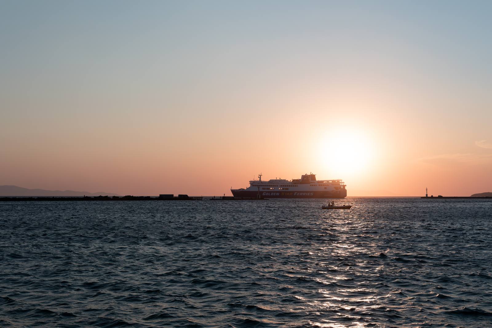 Balsa grega navegando no mar Egeu ao pôr do sol