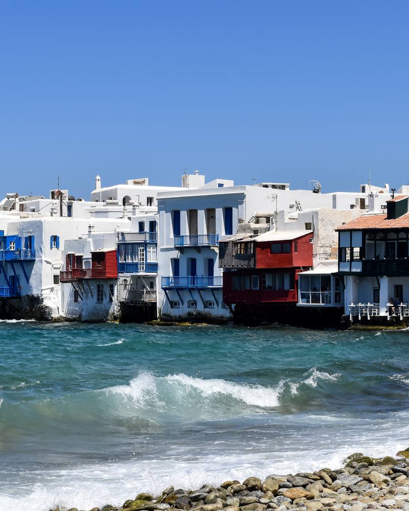 As casas coloridas da Little Venice, em Mykonos, com o mar batendo na base