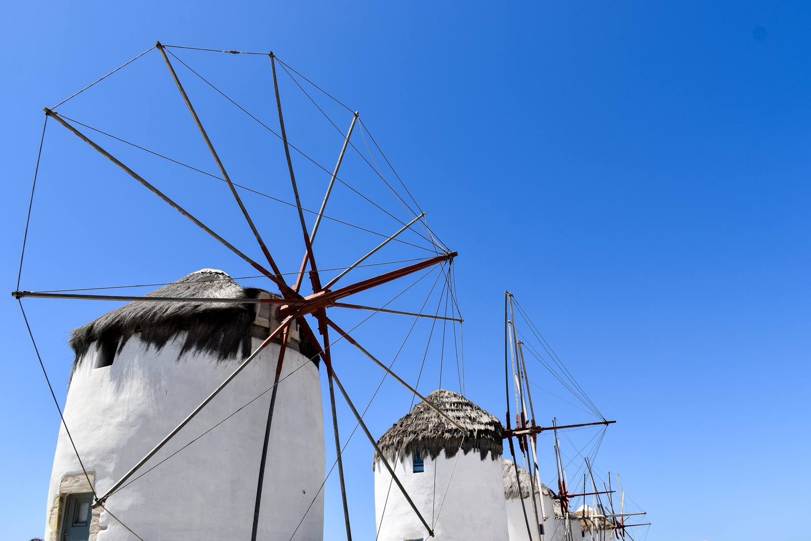Os moinhos de vento brancos de Mykonos contra o céu azul