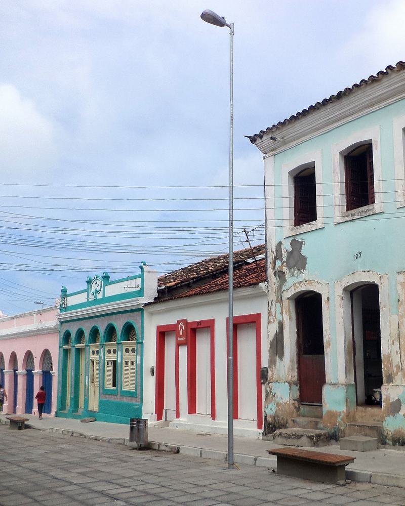 Casario colonial colorido no centro histórico de Marechal Deodoro, em Alagoas