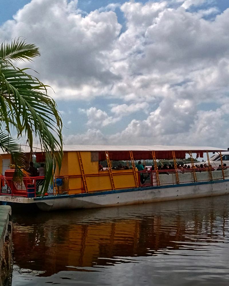 Barco de passeio atracado no Pontal da Barra, na Lagoa Mundaú, em Maceió