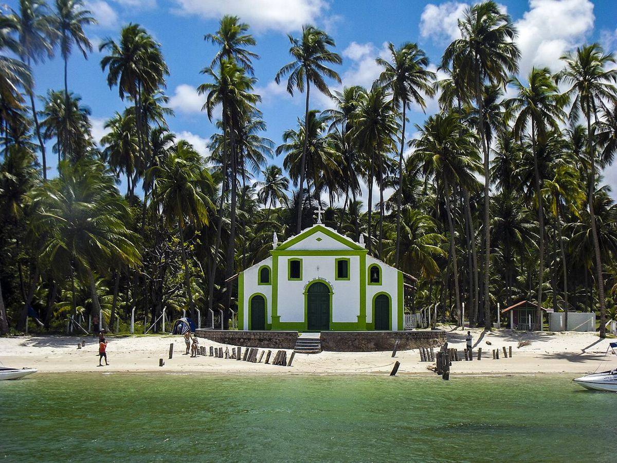 Igrejinha de São Sebastião à beira-mar na Praia dos Carneiros
