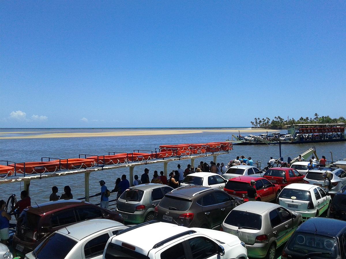 Carros e passageiros a bordo da balsa que atravessa o rio Buranhém entre Porto Seguro e Arraial d'Ajuda
